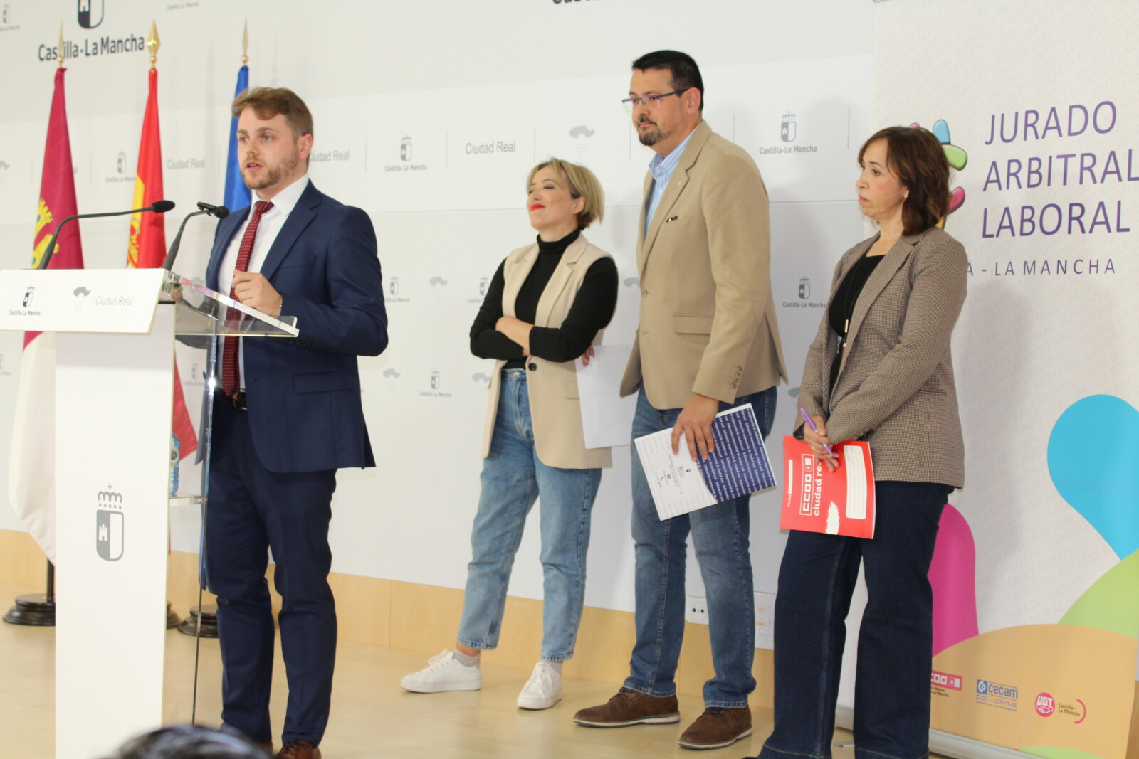 La Junta y los agentes sociales destacan el éxito del Jurado Arbitral al resolver la mitad de los conflictos laborales en Ciudad Real 1 El Gobierno de García-Page y los agentes sociales destacan el éxito del Jurado Arbitral al resolver la mitad de los conflictos laborales en Ciudad Real