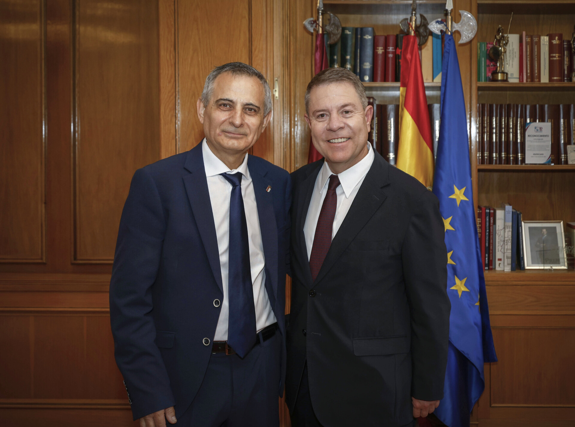 García-Page saluda al ujier mayor de las Cortes regionales en su último Pleno antes de jubilarse