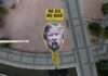 Greenpeace despliega una pancarta gigante de Trump vomitando petróleo para exigir el abandono de los combustibles fósiles Greenpeace despliega una pancarta gigante de Trump vomitando petróleo para exigir el abandono de los combustibles fósiles