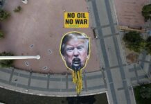 Greenpeace despliega una pancarta gigante de Trump vomitando petróleo para exigir el abandono de los combustibles fósiles Greenpeace despliega una pancarta gigante de Trump vomitando petróleo para exigir el abandono de los combustibles fósiles