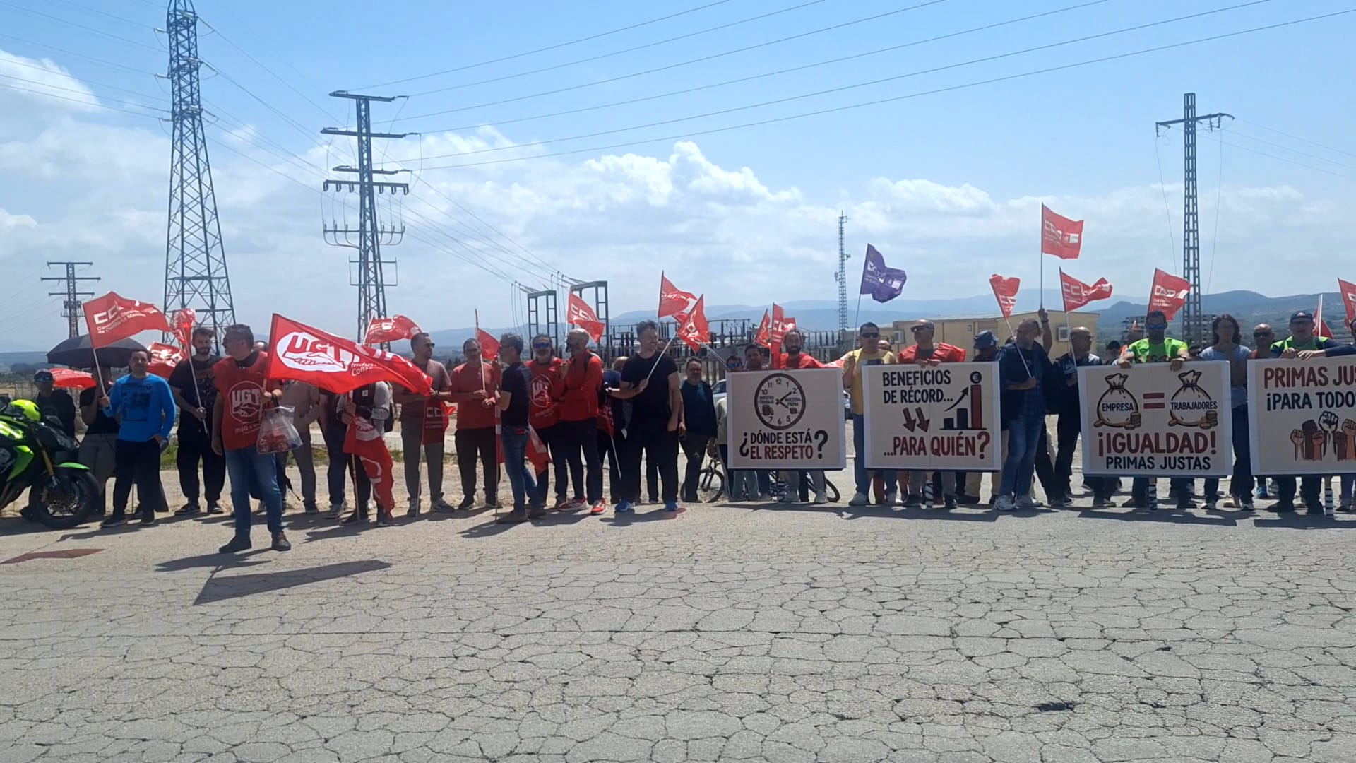 Más de 250 trabajadores y trabajadoras de la plantilla de Crisnova se concentran en Caudete en defensa de unas primas justas