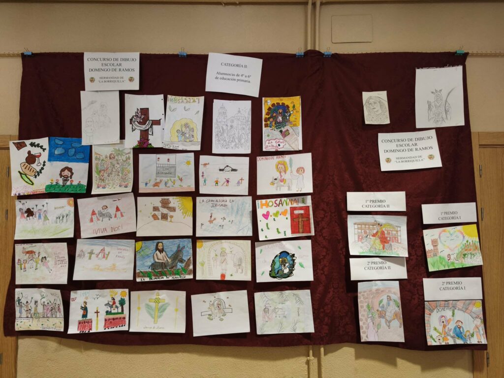 La Hermandad de La Borriquilla de Tomelloso expone en la Biblioteca Municipal los dibujos del I Concurso Infantil donde ya hay ganadores 2 La Hermandad de La Borriquilla de Tomelloso ya expone en la Biblioteca Municipal, situada en la calle Independencia, los trabajos presentados al I Concurso de Dibujo Infantil con temática “Domingo de Ramos”, una iniciativa que ha contado con la participación de alumnado de distintos colegios de la localidad y que pone en valor la creatividad de los más pequeños en torno a una de las celebraciones más representativas de la Semana Santa.
La muestra permanecerá abierta al público hasta este viernes 10 de abril, jornada en la que además se celebrará la entrega de premios a los ganadores de cada categoría. El acto tendrá lugar a las 18:00 horas en la propia Biblioteca Municipal.
Con esta propuesta, la Hermandad de La Borriquilla impulsa una actividad que une tradición, infancia y participación, acercando el significado del “Domingo de Ramos” a través de la mirada artística y personal de los niños y niñas de Tomelloso.
La exposición puede visitarse hasta el viernes 10 de abril
Los dibujos ya pueden contemplarse en la Biblioteca Municipal de Tomelloso, en la calle Independencia, donde permanecerán expuestos hasta el próximo viernes. La iniciativa ofrece a vecinos, familias y visitantes la posibilidad de disfrutar de una colección de trabajos marcada por la imaginación, el color y la interpretación infantil de una fecha muy señalada dentro del calendario cofrade.
La organización ha recordado que la exposición estará abierta “hasta este viernes, 10 de abril”, por lo que todavía hay margen para acercarse a conocer las obras presentadas en esta primera edición del certamen.
La entrega de premios será el viernes a las 18:00 horas
El programa culminará el mismo viernes 10 de abril con la entrega de premios a los ganadores de las distintas categorías. Este acto se celebrará a las 18:00 horas en la Biblioteca Municipal y servirá para reconocer públicamente el esfuerzo, la ilusión y el talento de los participantes distinguidos por el jurado.
La cita supondrá además el broche final a un concurso que nace con vocación de continuidad y con el objetivo de seguir fomentando la participación de la infancia tomellosera en actividades culturales y tradicionales promovidas por la hermandad.
Ganadores de cada categoría
La Hermandad de La Borriquilla de Tomelloso ha dado a conocer los nombres de los premiados en este I Concurso de Dibujo Infantil.
En la I Categoría, el primer premio ha sido para Ingrid Blanca, de 8 años, alumna de 3º de Primaria del colegio Almirante Topete. El segundo premio ha recaído en Leire Jiménez, también de 8 años, estudiante de 3º de Primaria del colegio José María del Moral.
En la II Categoría, el primer premio ha sido para María Rodrigo, de 10 años, alumna de 4º de Primaria del colegio San José de Calasanz. El segundo premio ha sido para Ainhara, de 12 años, alumna de 6º curso del colegio San Antonio.
Desde la organización se ha trasladado un mensaje de felicitación a todos los participantes y premiados con un sencillo pero expresivo “¡Enhorabuena a todos!”.
Agradecimiento a los colegios y a los niños participantes
La Hermandad de La Borriquilla también ha querido destacar la implicación de los centros educativos y de todos los escolares que han formado parte de esta primera convocatoria. Más allá de los premios, el concurso ha servido para promover la participación, la creatividad y el vínculo con una tradición profundamente arraigada en Tomelloso.
La entidad organizadora ha agradecido expresamente a “los colegios y niños que han participado en este primer concurso de dibujo de la hermandad”, subrayando el valor de una iniciativa que ha contado con una respuesta muy positiva en su estreno.
Una iniciativa que une tradición, cultura e infancia en Tomelloso
Este I Concurso de Dibujo Infantil organizado por la Hermandad de La Borriquilla de Tomelloso deja una estampa cercana y participativa en la Biblioteca Municipal. La propuesta refuerza el papel de las hermandades como agentes activos en la vida cultural de la localidad y acerca a los más pequeños al significado del Domingo de Ramos desde una perspectiva creativa y educativa.
La exposición y posterior entrega de premios convierten este certamen en una actividad de interés para las familias tomelloseras y en una cita destacada dentro de los actos previos a la Semana Santa.