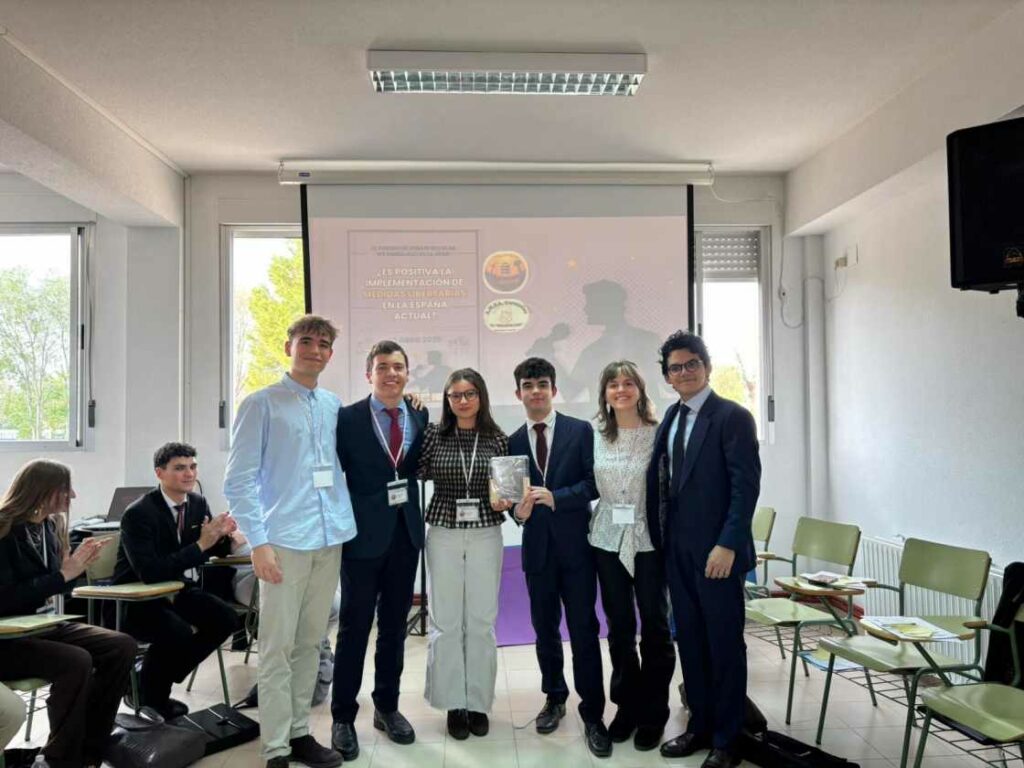 El equipo de debate del IES Garcilaso de la Vega se impone en la final del IX Torneo de Debate Escolar del centro 4 ies garcilaso villacanas 8