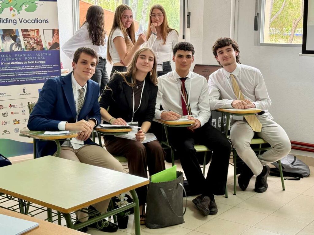 El equipo de debate del IES Garcilaso de la Vega se impone en la final del IX Torneo de Debate Escolar del centro 3 ies garcilaso villacanas 9