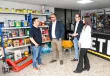 Ferretería Tomelloso refuerza su papel como comercio especializado para el campo y la jardinería Javier Navarro destaca la especialización de Ferretería Tomelloso en su visita al establecimiento ubicado en la N-310
