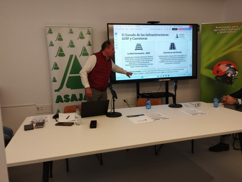 ASAJA Ciudad Real analiza en Tomelloso la grave problemática de la plaga de conejos y reclama medidas eficaces y urgentes 5 jornadaconejosalcaldetomelloso 2