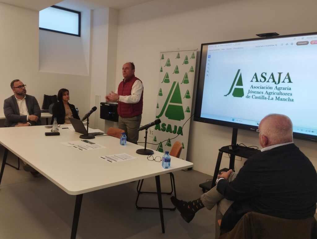 ASAJA Ciudad Real analiza en Tomelloso la grave problemática de la plaga de conejos y reclama medidas eficaces y urgentes 2 jornadaconejosalcaldetomelloso 5