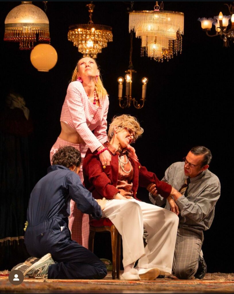 El dramaturgo tomellosero, Juanma Casero, consolida su presencia en Barcelona con el estreno de "Abrakadabra" en el Teatro Aquitània 5 juanmacaserotomelloso 2