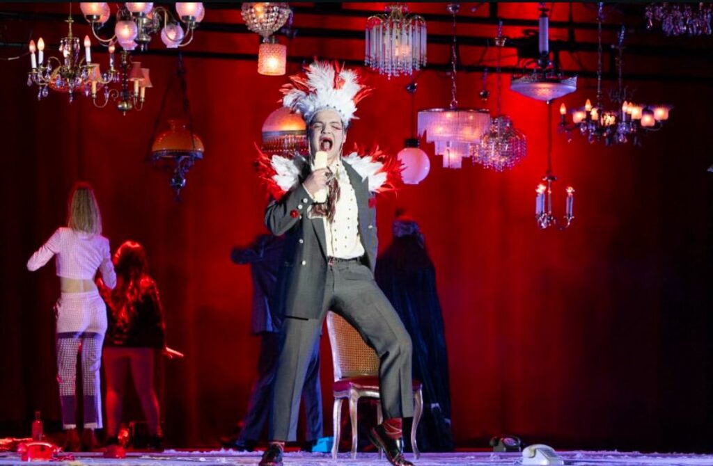 El dramaturgo tomellosero, Juanma Casero, consolida su presencia en Barcelona con el estreno de "Abrakadabra" en el Teatro Aquitània 4 juanmacaserotomelloso 3