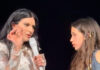 Una joven de Tomelloso emociona a Laura Pausini al cantar con ella en el Roig Arena de Valencia