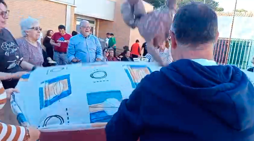 Maternidad revive en Tomelloso la tradición del pelele en una jornada multitudinaria llena de coplillas y emoción 2 Maternidad revive en Tomelloso la tradición del pelele en una jornada multitudinaria llena de coplillas y emoción