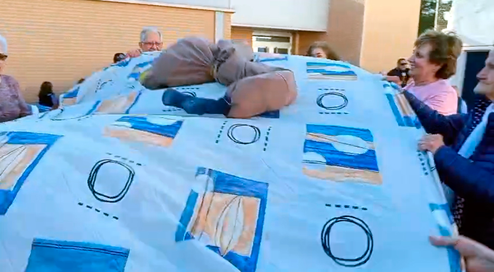 Maternidad revive en Tomelloso la tradición del pelele en una jornada multitudinaria llena de coplillas y emoción 1 Maternidad revive en Tomelloso la tradición del pelele en una jornada multitudinaria llena de coplillas y emoción