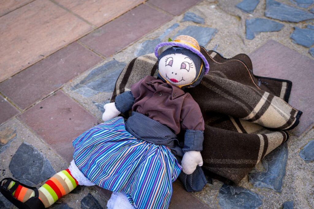 Argamasilla de Alba volvió a llenar su Plaza de tradición, convivencia y alegría con la XIX Fiesta del Manteo del Pelele 10 manteopeleleargamasilla 10