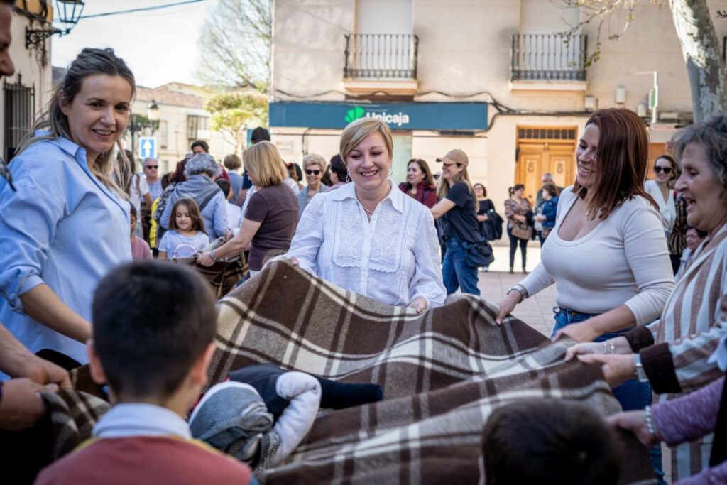 Argamasilla de Alba volvió a llenar su Plaza de tradición, convivencia y alegría con la XIX Fiesta del Manteo del Pelele 1 manteopeleleargamasilla