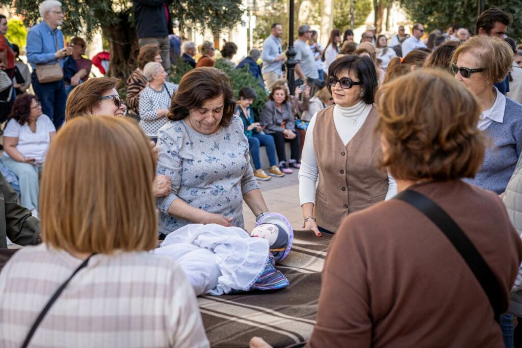 Argamasilla de Alba volvió a llenar su Plaza de tradición, convivencia y alegría con la XIX Fiesta del Manteo del Pelele 11 manteopeleleargamasilla 11