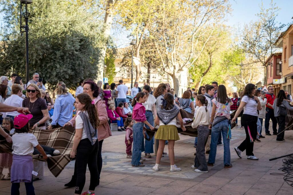 Argamasilla de Alba volvió a llenar su Plaza de tradición, convivencia y alegría con la XIX Fiesta del Manteo del Pelele 12 manteopeleleargamasilla 12
