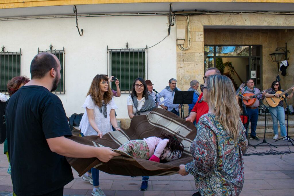 Argamasilla de Alba volvió a llenar su Plaza de tradición, convivencia y alegría con la XIX Fiesta del Manteo del Pelele 14 manteopeleleargamasilla 14