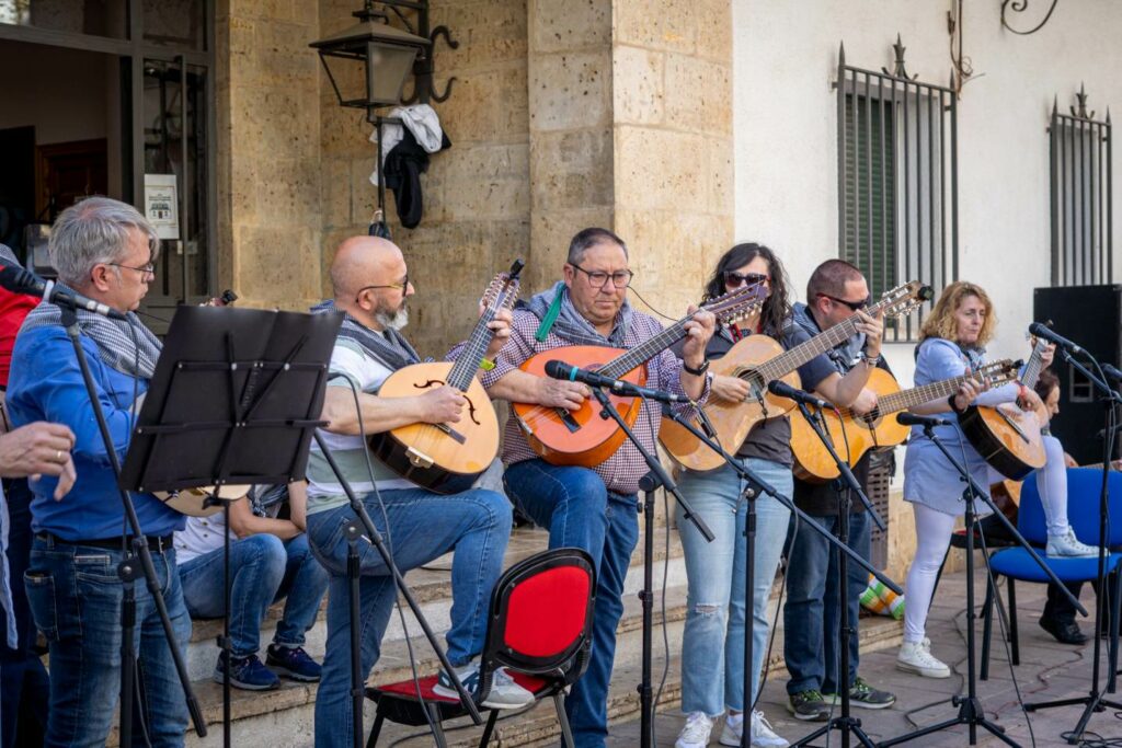 Argamasilla de Alba volvió a llenar su Plaza de tradición, convivencia y alegría con la XIX Fiesta del Manteo del Pelele 4 manteopeleleargamasilla 4