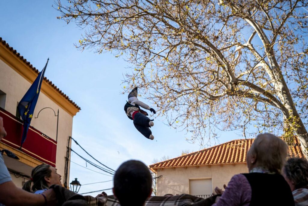 Argamasilla de Alba volvió a llenar su Plaza de tradición, convivencia y alegría con la XIX Fiesta del Manteo del Pelele 6 manteopeleleargamasilla 6