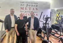 Tony Sport celebra 20 años como referente del fitness y las artes marciales en Tomelloso Navarro felicita al gimnasio Tony Sport, un gimnasio “de los de siempre pero en continua renovación”, por su 20 aniversario