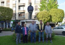La estatua de Francisco Martínez Ramírez, «El Obrero» de Tomelloso, ya luce el pañuelo de hierbas, la blusa y la boina “La estatua de Francisco Martínez Ramírez, ‘El Obrero’ de Tomelloso, ya luce el pañuelo de hierbas, la blusa y la boina”