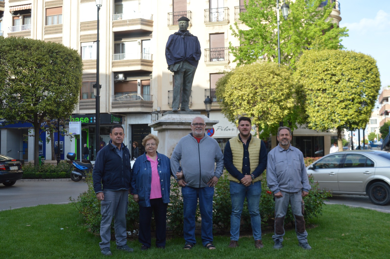 “La estatua de Francisco Martínez Ramírez, ‘El Obrero’ de Tomelloso, ya luce el pañuelo de hierbas, la blusa y la boina”