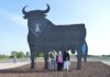 Isabel Cañas viste al Toro de Osborne con el pañuelo de hierbas en la antesala de la Romería de la Virgen de las Viñas Isabel Cañas viste al Toro de Osborne con el pañuelo de hierbas en la antesala de la Romería de la Virgen de las Viñas