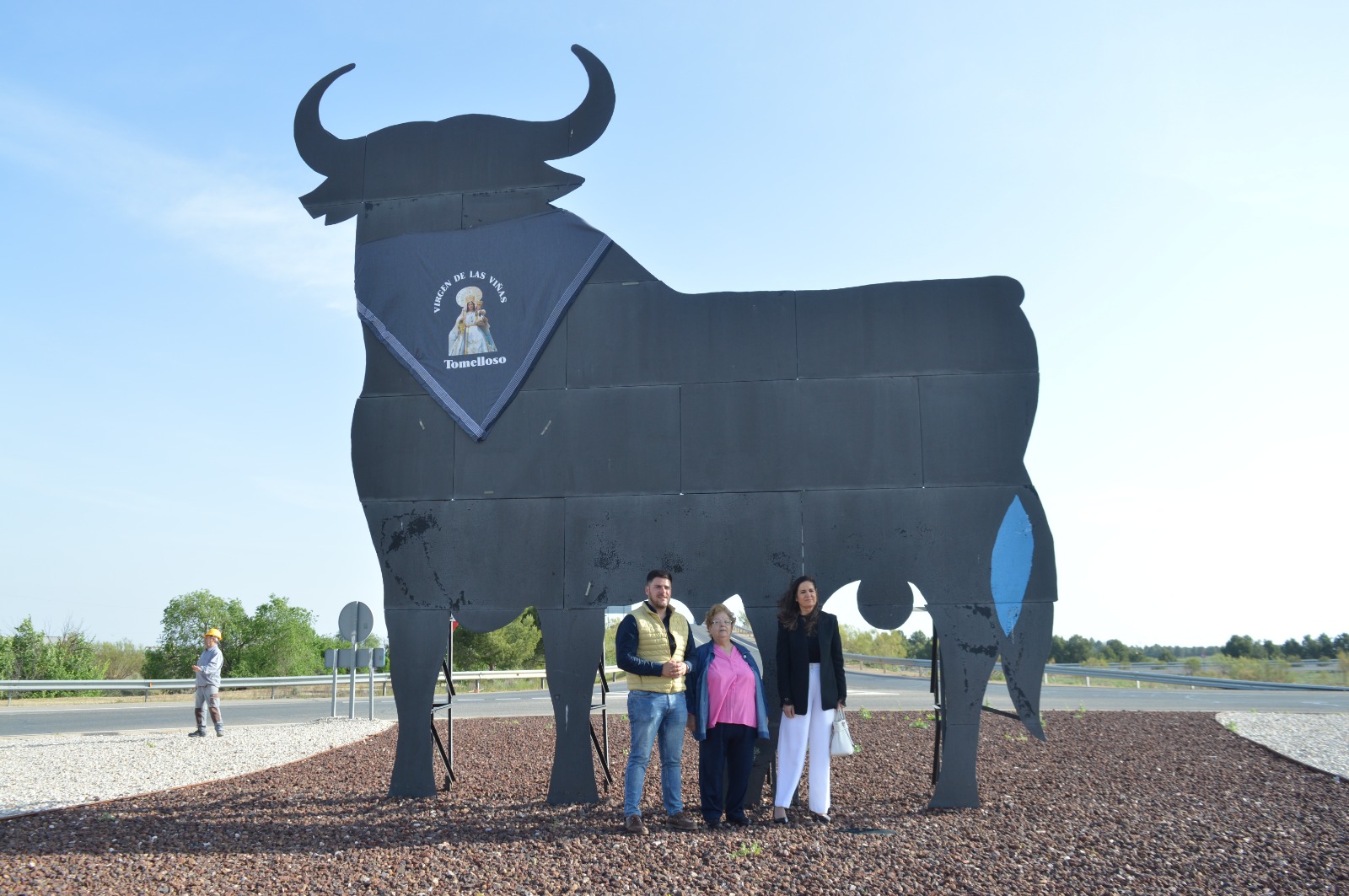 Isabel Cañas viste al Toro de Osborne con el pañuelo de hierbas en la antesala de la Romería de la Virgen de las Viñas