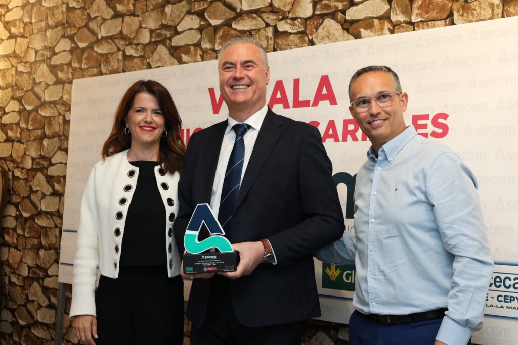Pelayo destaca el papel clave de ASECEM en el impulso económico de Alcázar y el apoyo de la Diputación al tejido empresarial 2 pelayo asecem 2