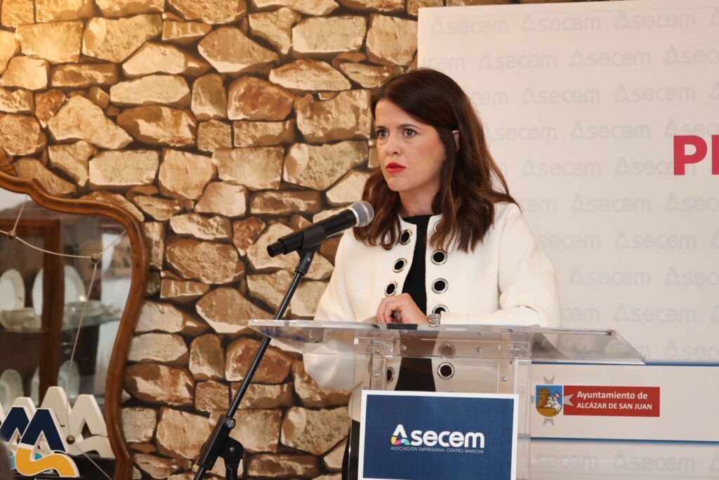 Pelayo destaca el papel clave de ASECEM en el impulso económico de Alcázar y el apoyo de la Diputación al tejido empresarial 1 pelayo asecem 3