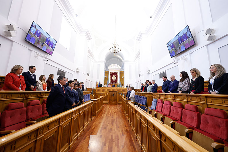 El Pleno en las Cortes de CLM arranca con un minuto de silencio por el asesinato machista de Seseña