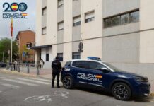 La Policía Nacional evita que una persona acabe con la vida de su perro y le detiene por maltrato animal La Policía Nacional evita que una persona acabe con la vida de su perro y le detiene por maltrato animal