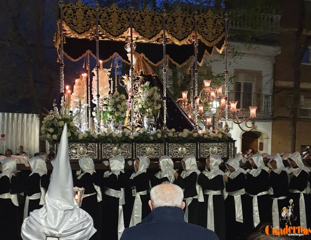 Tomelloso se vuelca con el Entierro de Cristo en una noche de profundo recogimiento y fervor 5 Tomelloso se vuelca con el Entierro de Cristo en una noche de profundo recogimiento y fervor