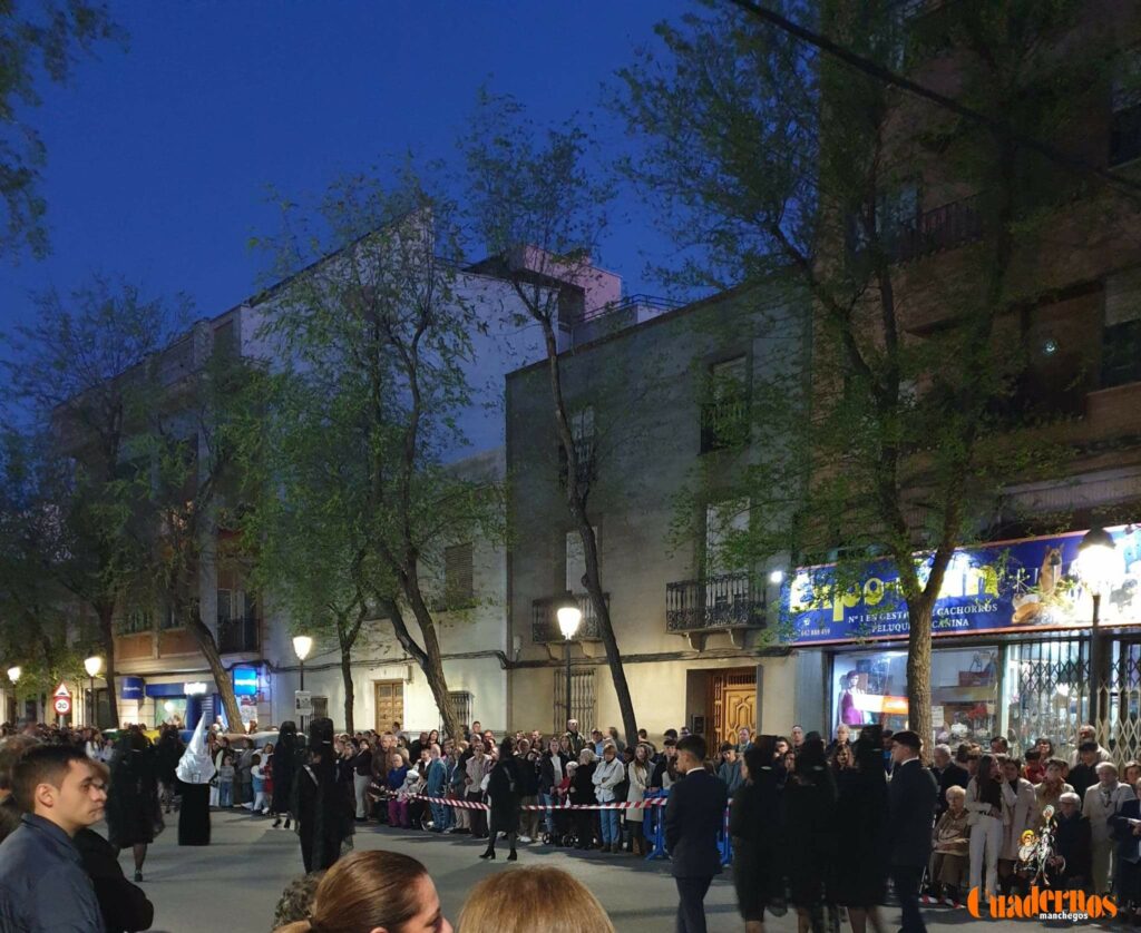 Tomelloso se vuelca con el Entierro de Cristo en una noche de profundo recogimiento y fervor 6 Tomelloso se vuelca con el Entierro de Cristo en una noche de profundo recogimiento y fervor