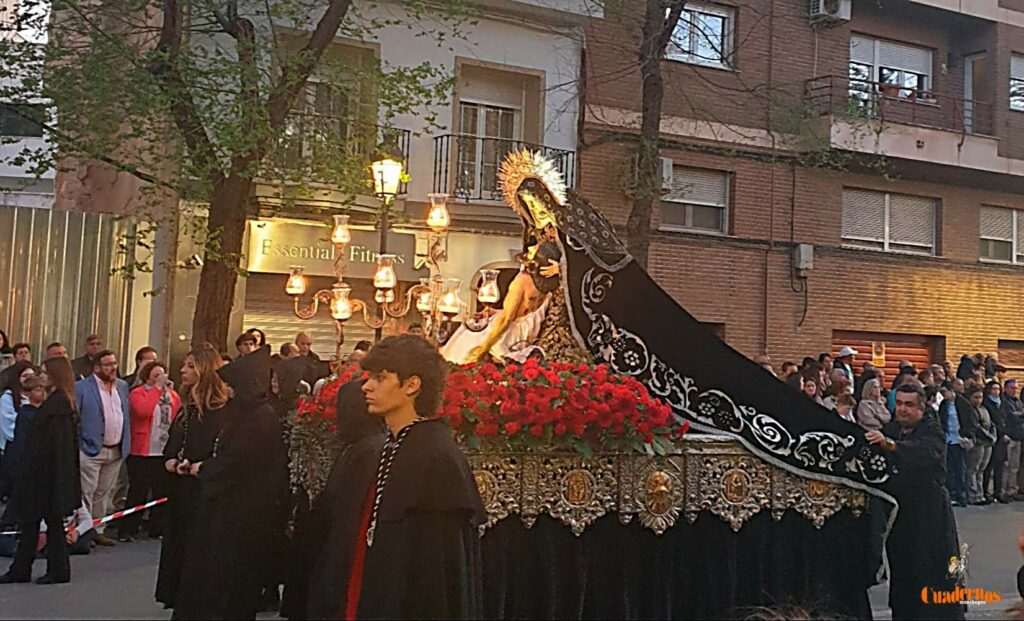 Tomelloso se vuelca con el Entierro de Cristo en una noche de profundo recogimiento y fervor 12 Tomelloso se vuelca con el Entierro de Cristo en una noche de profundo recogimiento y fervor