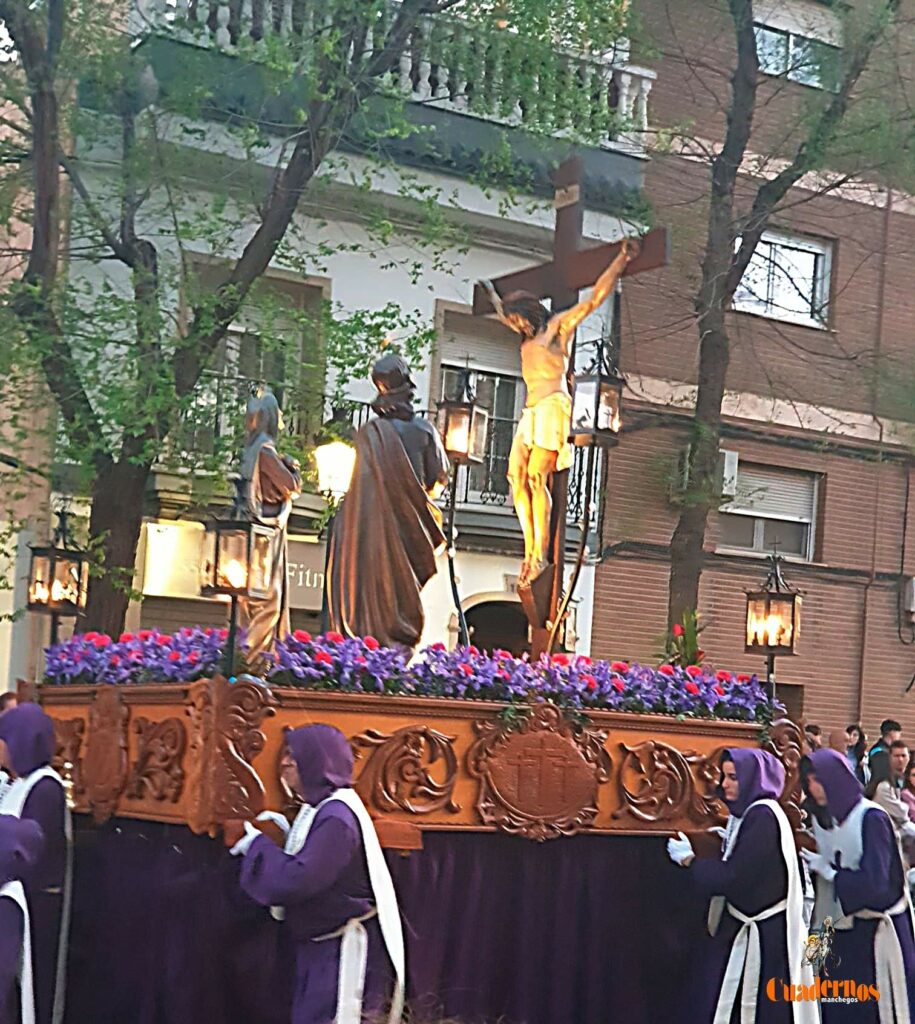 Tomelloso se vuelca con el Entierro de Cristo en una noche de profundo recogimiento y fervor 13 Tomelloso se vuelca con el Entierro de Cristo en una noche de profundo recogimiento y fervor