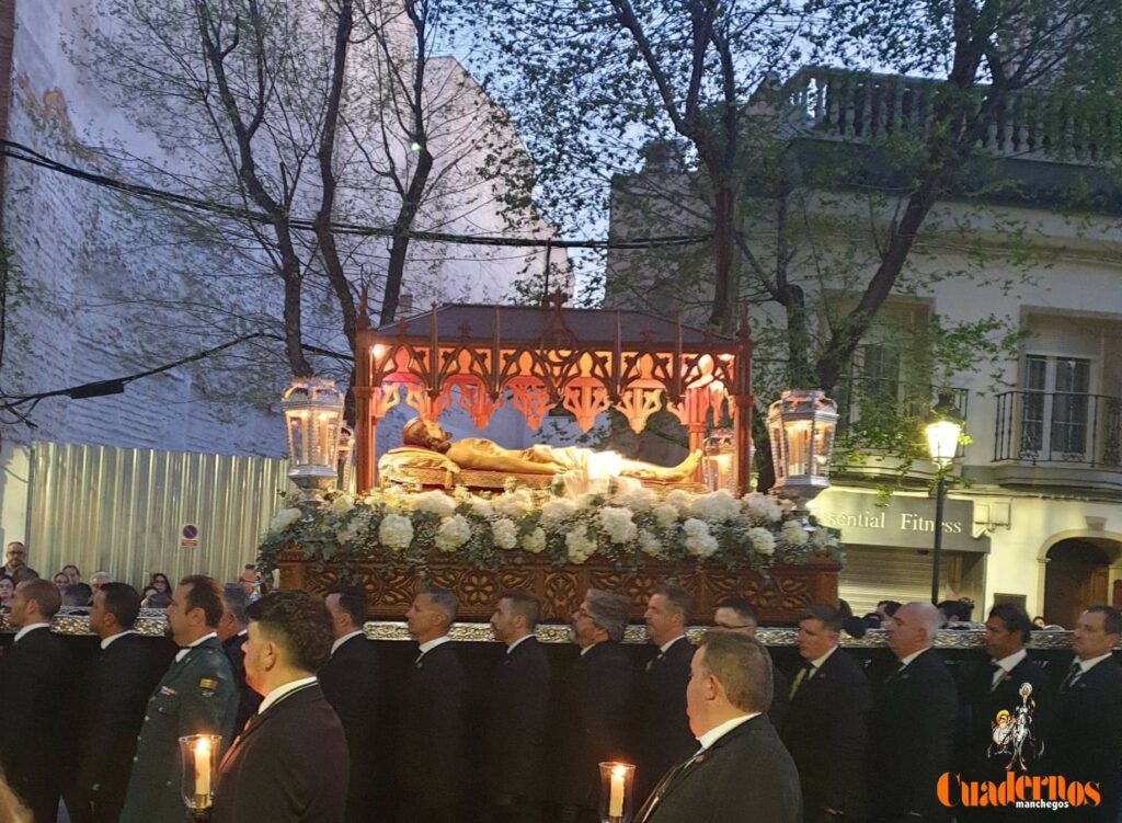 Tomelloso se vuelca con el Entierro de Cristo en una noche de profundo recogimiento y fervor 7 Tomelloso se vuelca con el Entierro de Cristo en una noche de profundo recogimiento y fervor