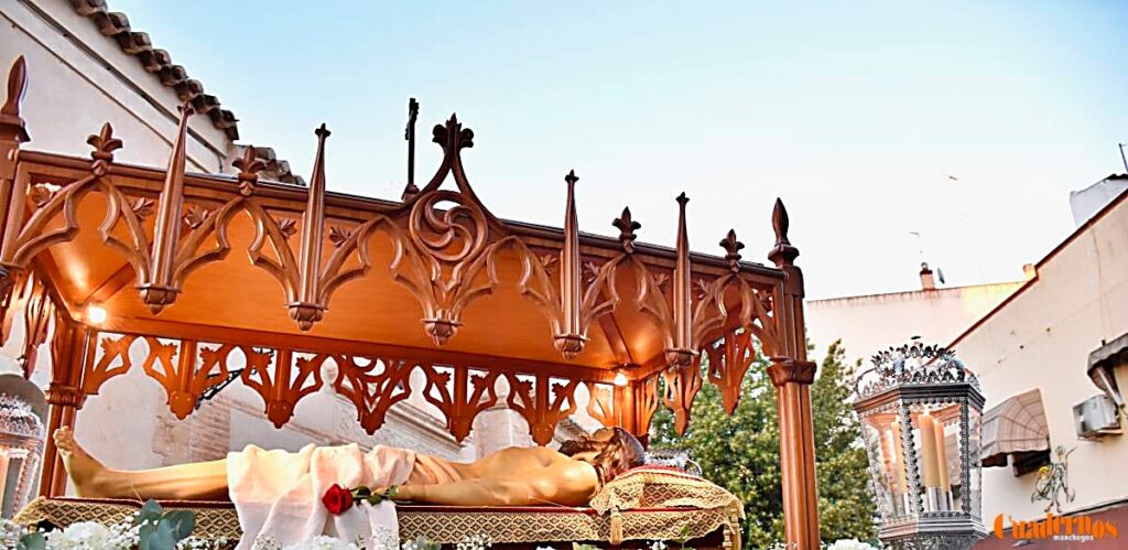 Tomelloso se vuelca con el Entierro de Cristo en una noche de profundo recogimiento y fervor 2 Tomelloso se vuelca con el Entierro de Cristo en una noche de profundo recogimiento y fervor