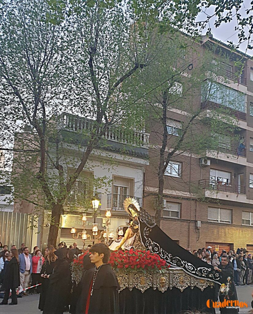 Tomelloso se vuelca con el Entierro de Cristo en una noche de profundo recogimiento y fervor 8 Tomelloso se vuelca con el Entierro de Cristo en una noche de profundo recogimiento y fervor