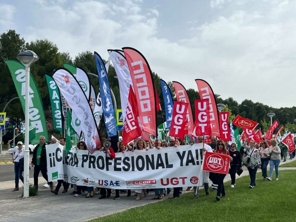 Multitud de profesionales reclaman en Ciudad Real que se reactive la Carrera Profesional en el Sescam 2 reactivacioncarrerasanitariacr 3