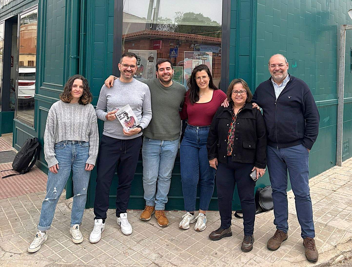 La librería El Rincón de Alba de Tomelloso acoge un encuentro literario con el escritor Carlos Barea