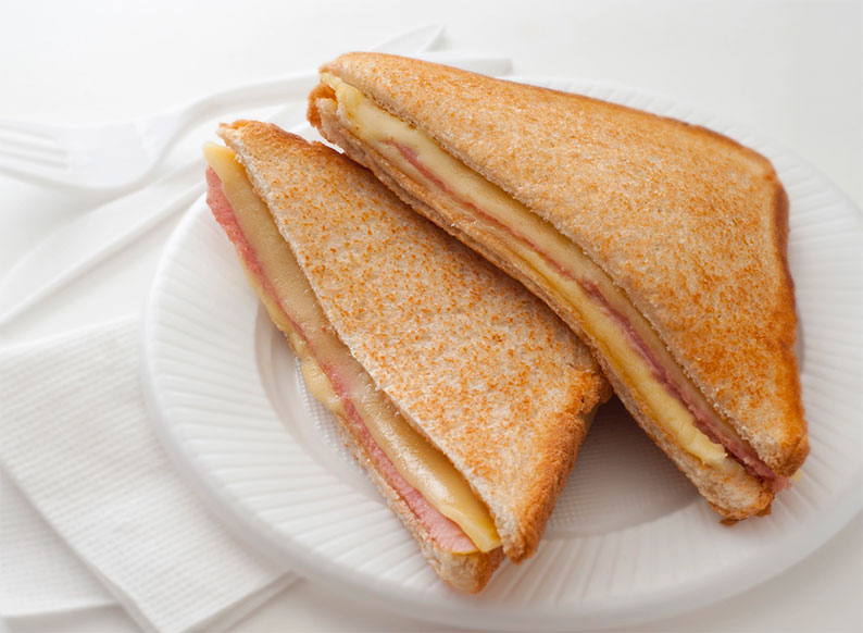 Día del sándwich mixto: la historia real de una celebración sin sello institucional y de un bocado que no pasa de moda