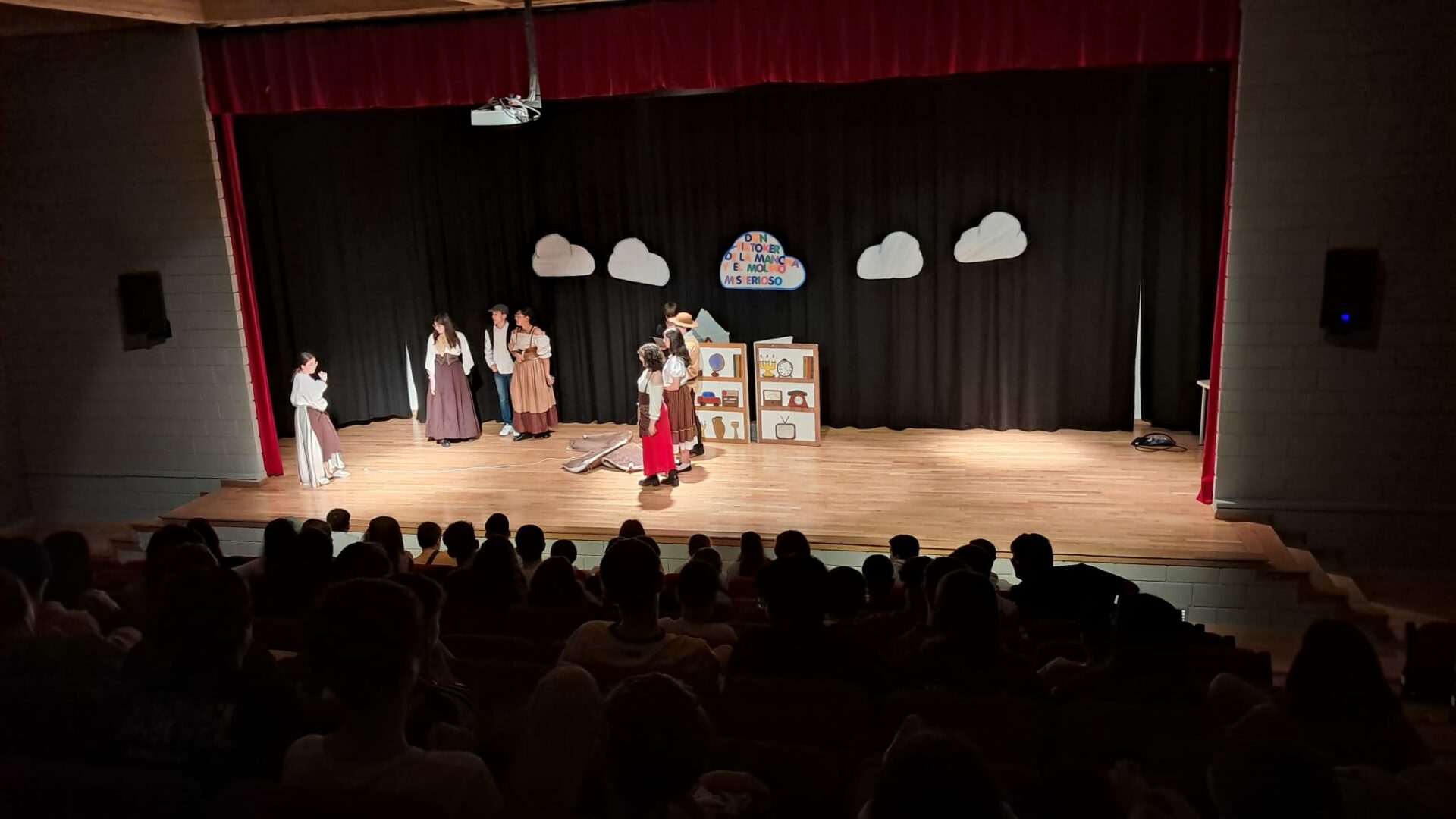 El IES Francisco García Pavón cautiva en la XXXIII Muestra Escolar de Teatro con “Don TikToker de la Mancha y el Molino Misterioso”