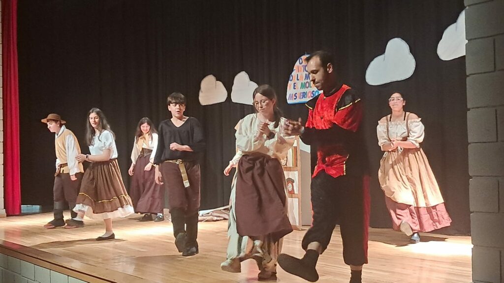 El IES Francisco Garc&iacute;a Pav&oacute;n cautiva en la XXXIII Muestra Escolar de Teatro con &ldquo;Don TikToker de la Mancha y el Molino Misterioso&rdquo;