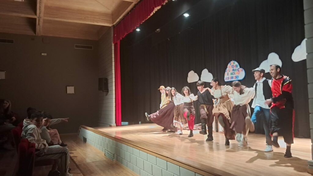 El IES Francisco Garc&iacute;a Pav&oacute;n cautiva en la XXXIII Muestra Escolar de Teatro con &ldquo;Don TikToker de la Mancha y el Molino Misterioso&rdquo;
