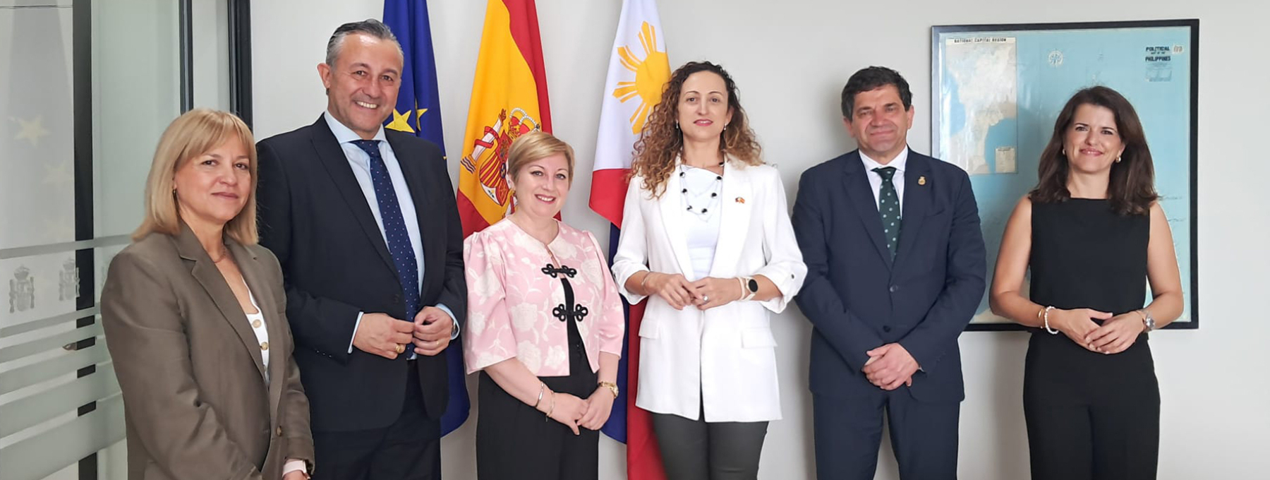 Una delegación encabezada por el presidente de la Diputación de Ciudad Real exhibe en la embajada de España en Filipinas el potencial de FENAVIN y de los vinos de la provincia