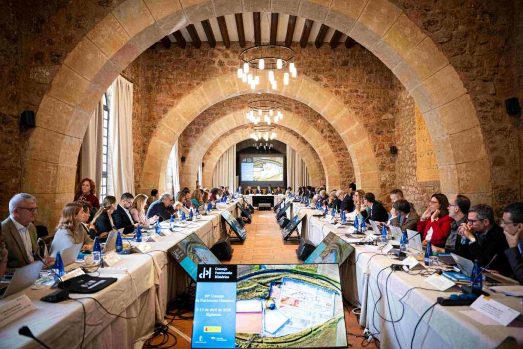 El Ministerio de Cultura invierte un millón de euros en las obras de restauración de la catedral de Sigüenza 3 urtasun siguenza