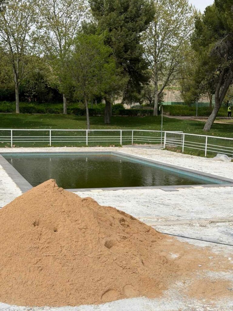 Villacañas mejora la Piscina Municipal con la renovación del pavimento de cara al verano 2026 2 villacanas mejora piscina municipal 3