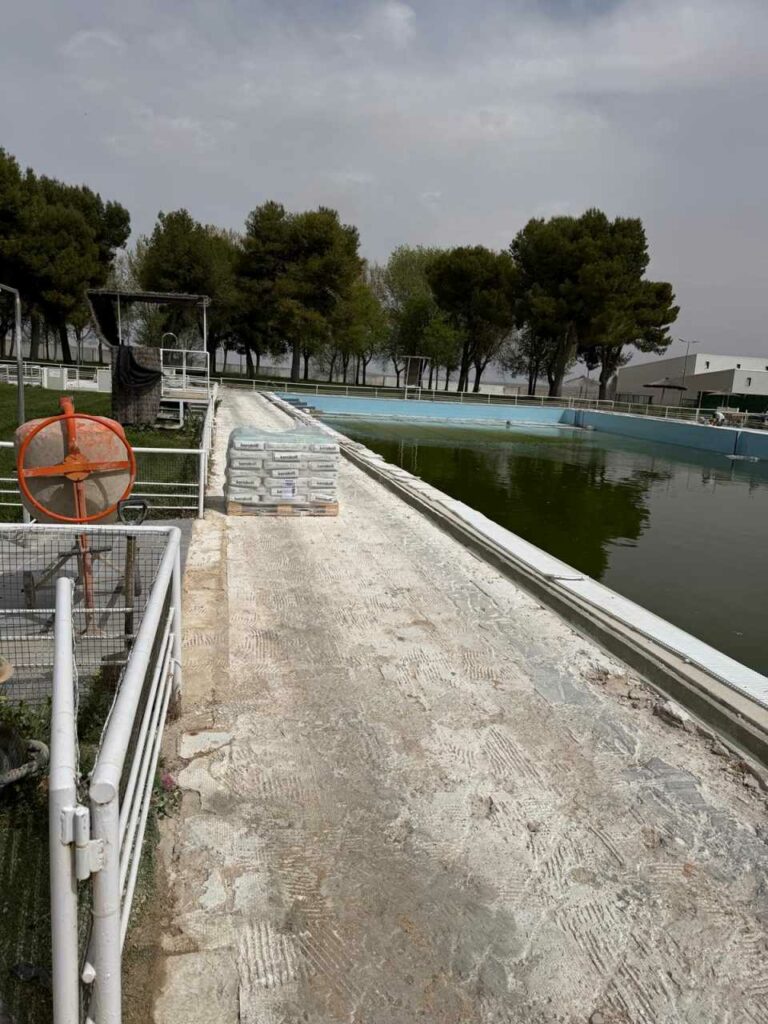 Villacañas mejora la Piscina Municipal con la renovación del pavimento de cara al verano 2026 3 villacanas mejora piscina municipal 4