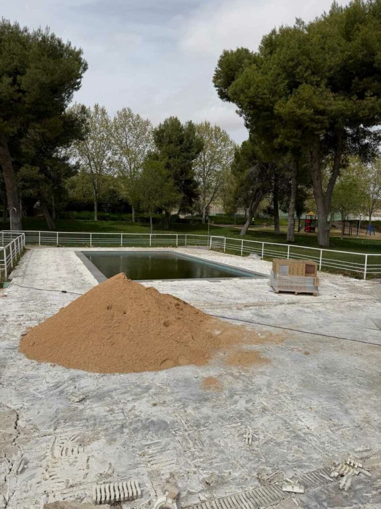 Villacañas mejora la Piscina Municipal con la renovación del pavimento de cara al verano 2026 4 villacanas mejora piscina municipal 5